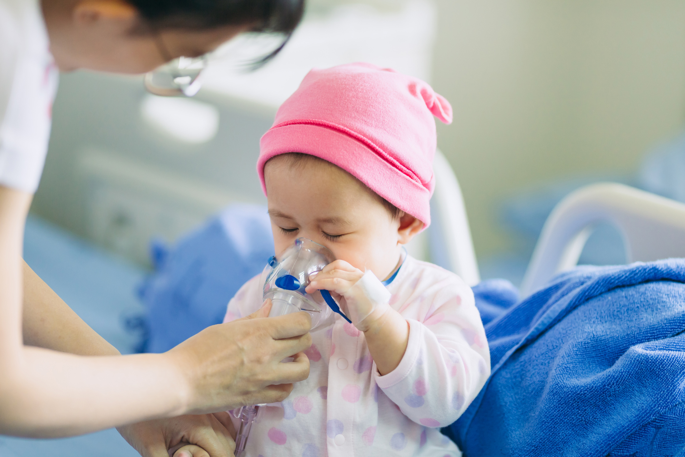 Doctor treatment a child who sick, has trouble breathing
